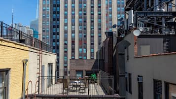 Un edificio de varios pisos con un patio central, rodeado por otras construcciones.