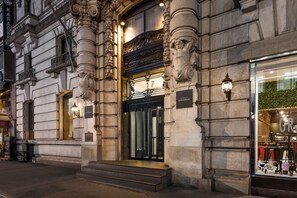 Exterior detail - The Hotel @ Fifth Avenue (New York)