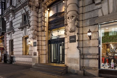 Detalhe da fachada. The Hotel @ Fifth Avenue