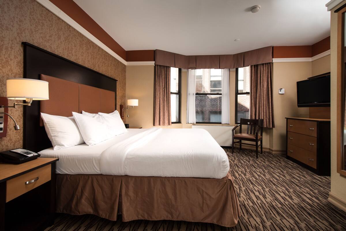 Premium bedding, in-room safe, desk, laptop workspace