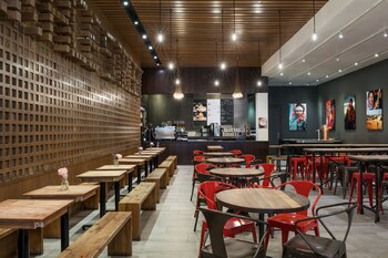 Dining at The Hotel @ Fifth Avenue