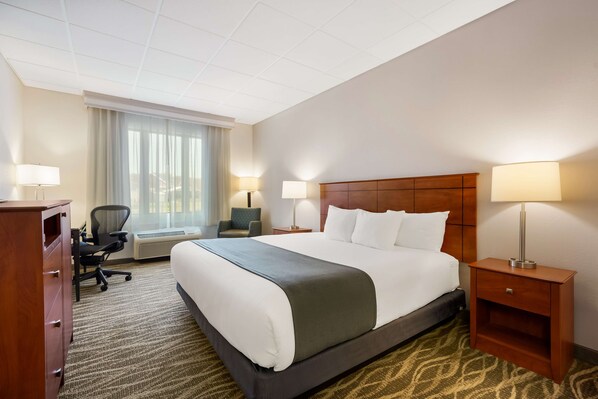 Espacio para trabajar con laptop y tabla de planchar con plancha 