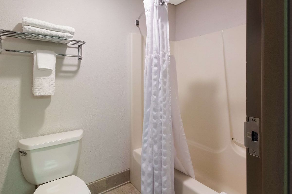 Articles de toilette (gratuits), séchoir à cheveux, serviettes fournies