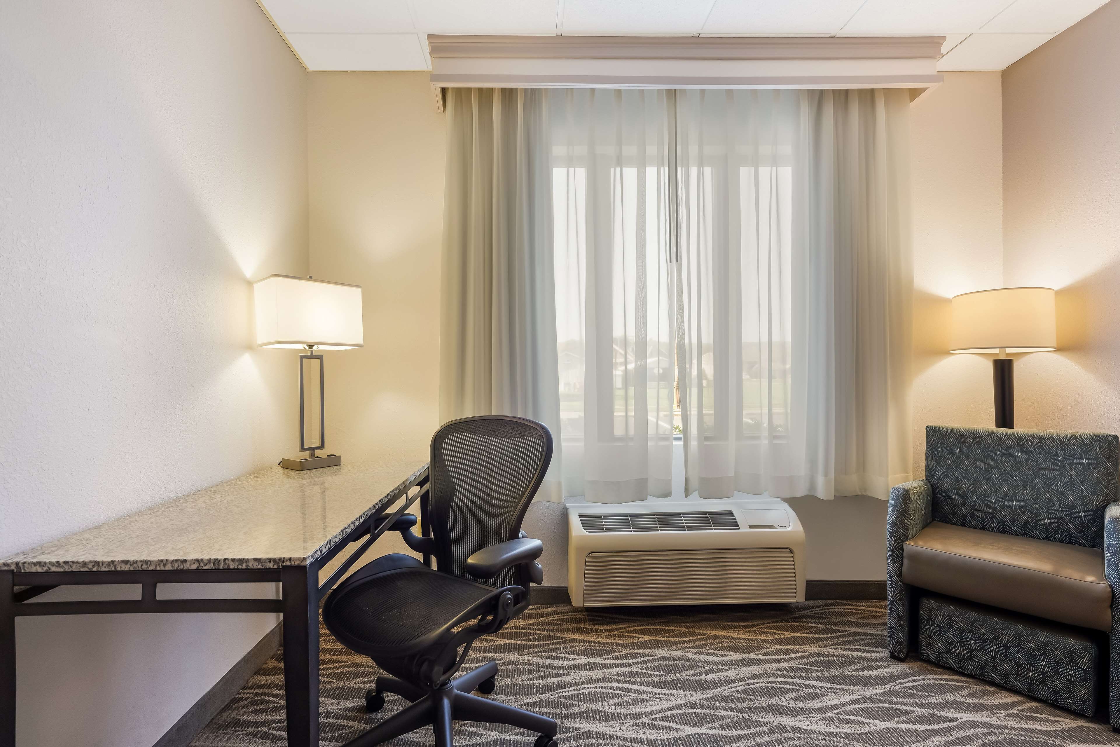 مساحة عمل للكمبيوتر المحمول ومكواة/لوح كي وأسرّة أطفال/رضّع (مجانًا)