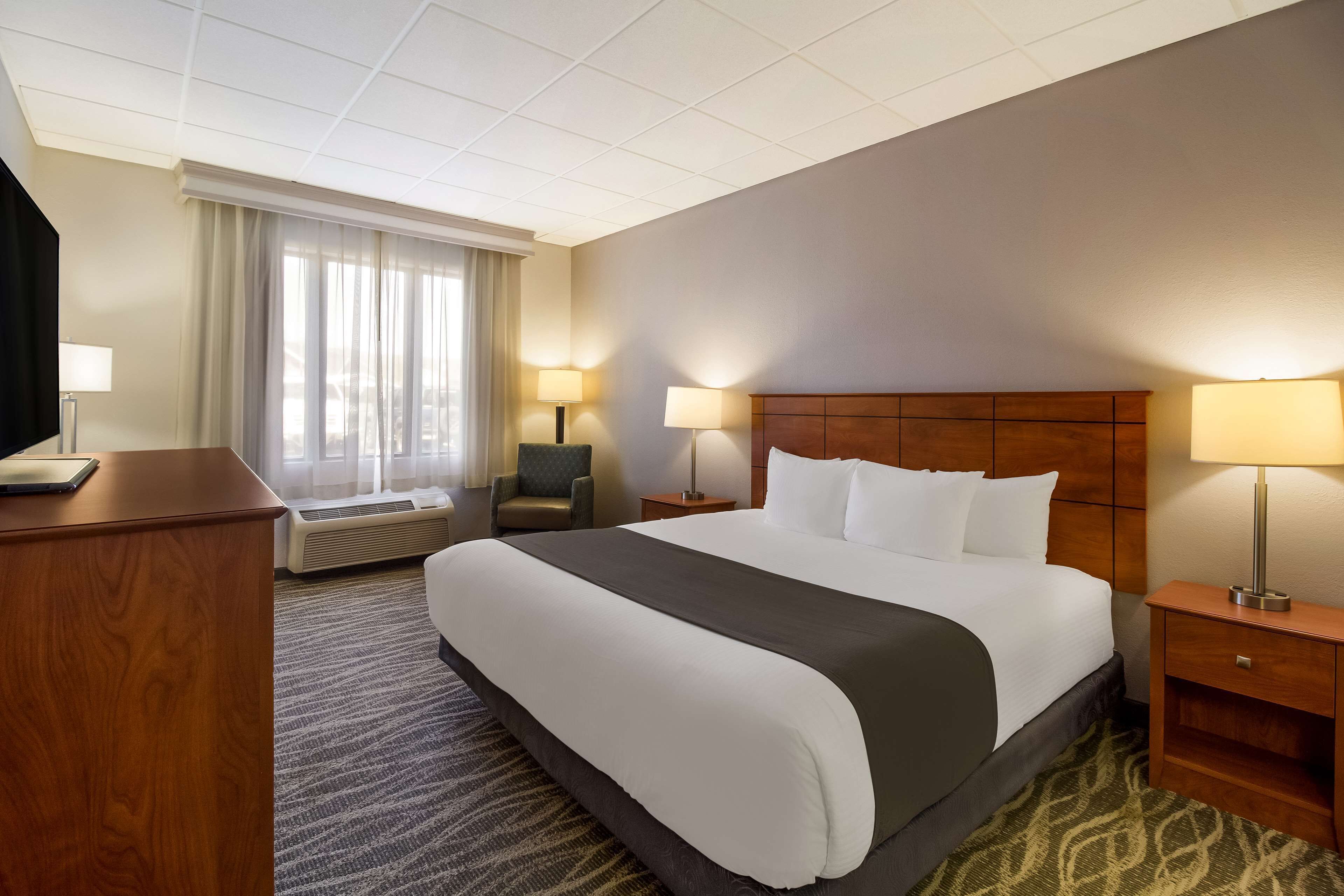 standard room, 1 queen bed, non smoking, refrigerator & microwave | laptop workspace, iron/ironing board, free cots/infant beds