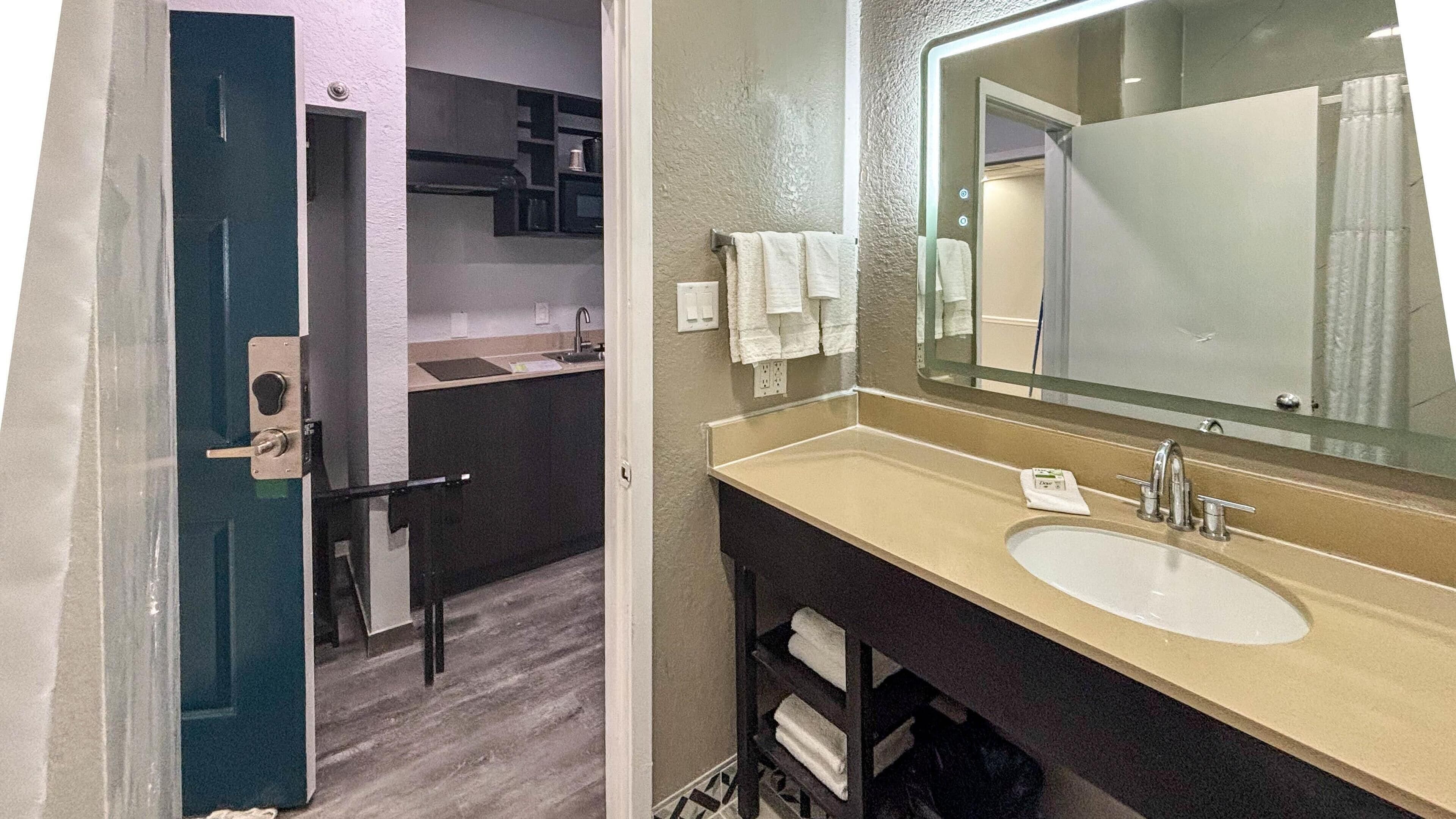 Combined shower/tub, towels