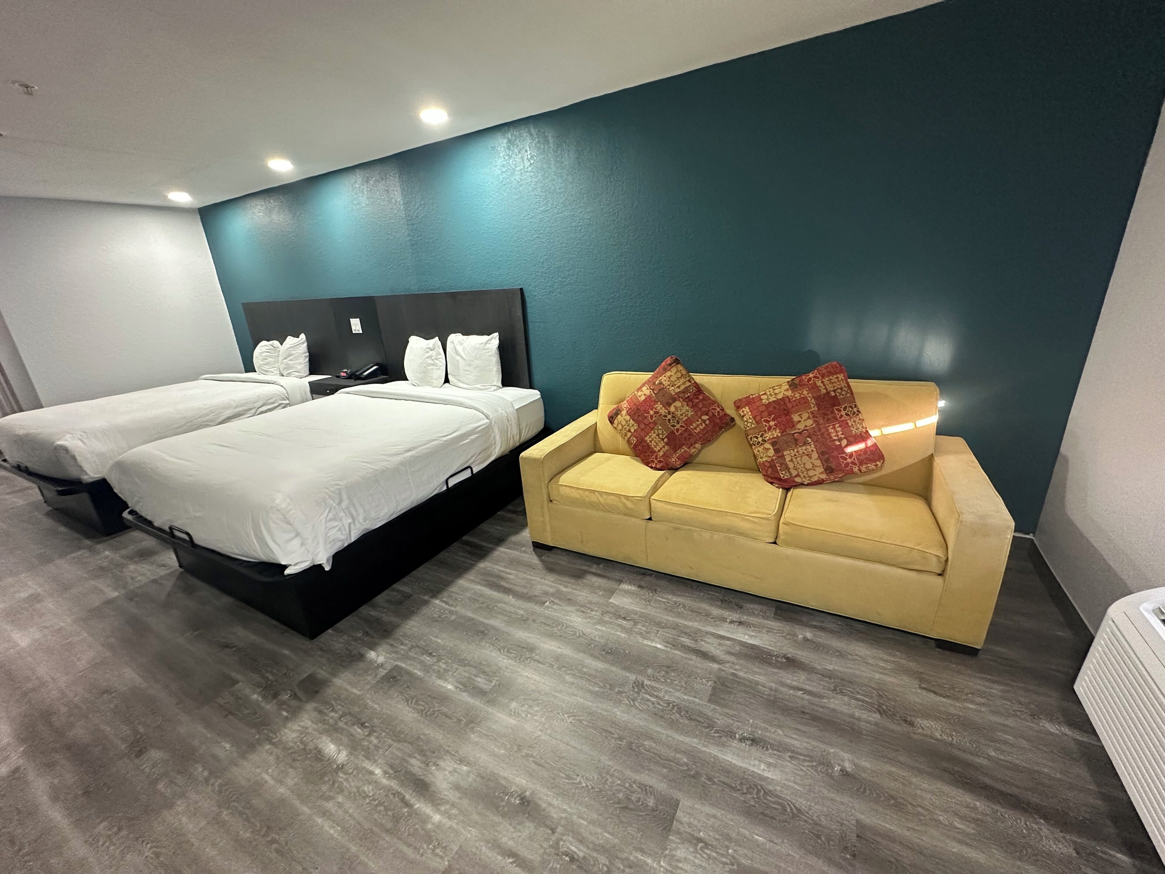 خزنة داخل الغرفة ومكتب ومكواة/لوح كي وواي فاي مجانًا