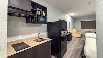 Geladeira grande, micro-ondas, cooktop, lava-louças