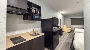 Full-size fridge, microwave, stovetop, dishwasher