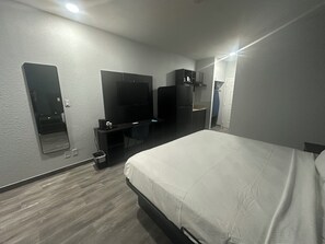 Una cassaforte in camera, una scrivania, ferro/asse da stiro