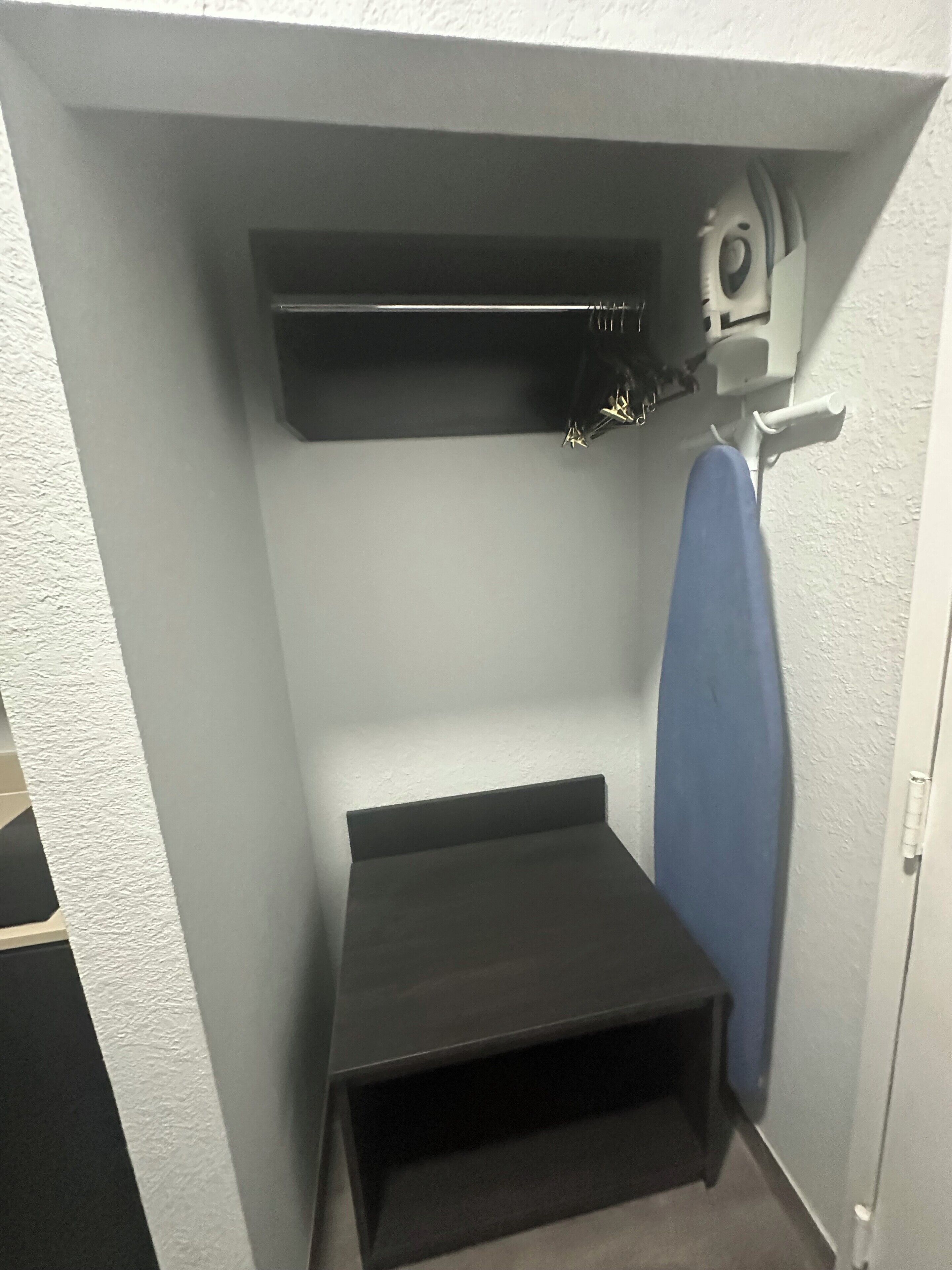 Caja de seguridad en la habitación y escritorio 