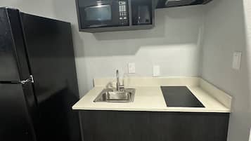 Refrigerador con congelador, microondas y parrilla de estufa