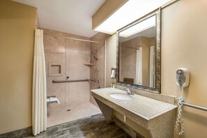 Kombinasi shower/bathtub dan perlengkapan mandi gratis