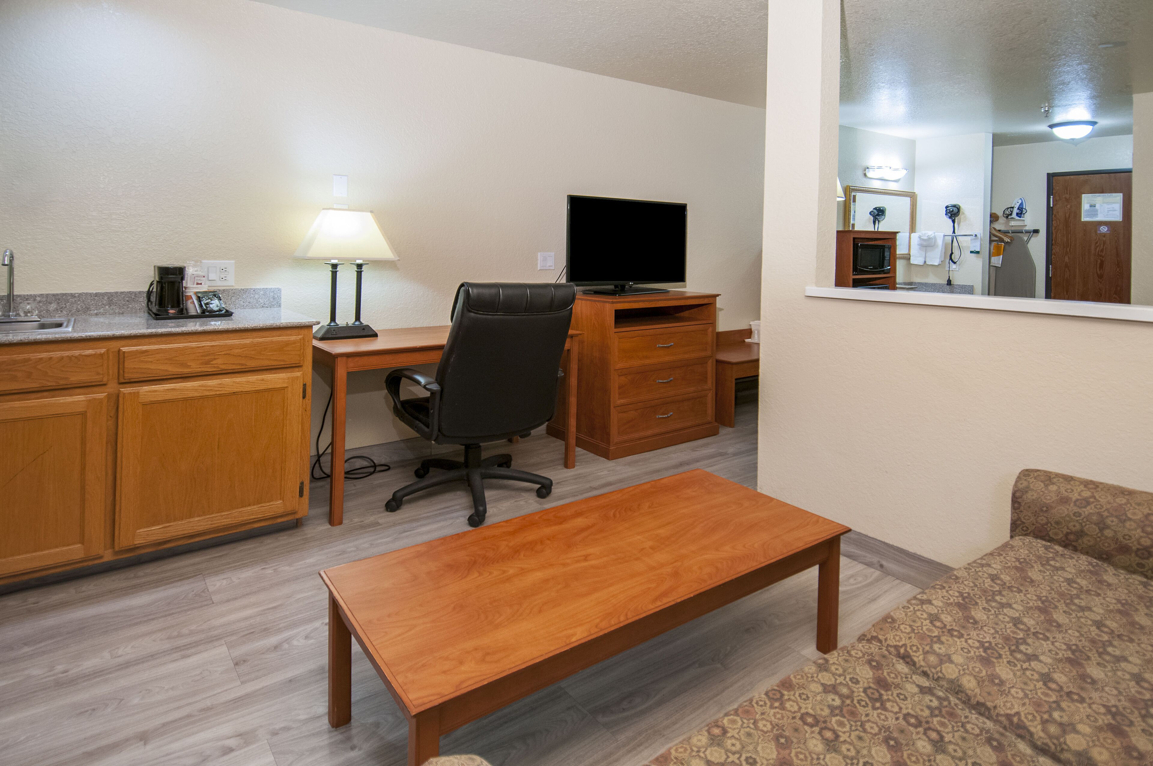 1 king bed, nonsmoking, pet friendly  | pillow-top beds, desk, laptop workspace, blackout curtains