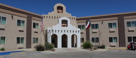 Un bâtiment doté d’une cour intérieure, de nombreuses fenêtres et arborant des drapeaux américains.