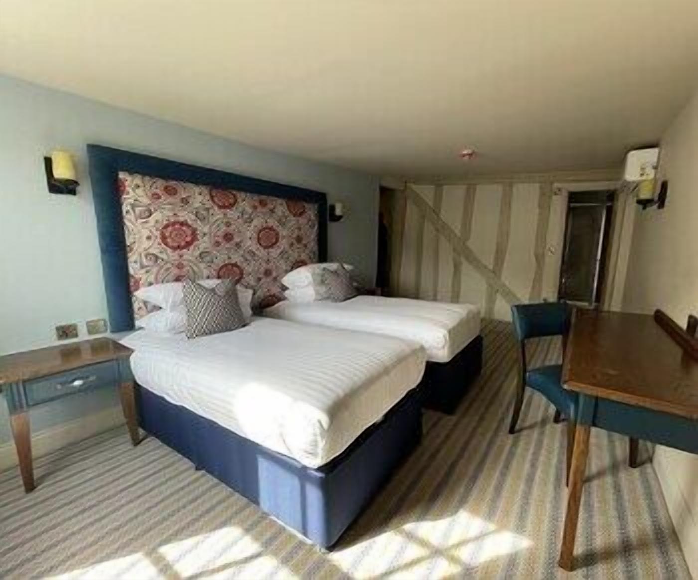 Decoración personalizada, muebles diferentes y escritorio 