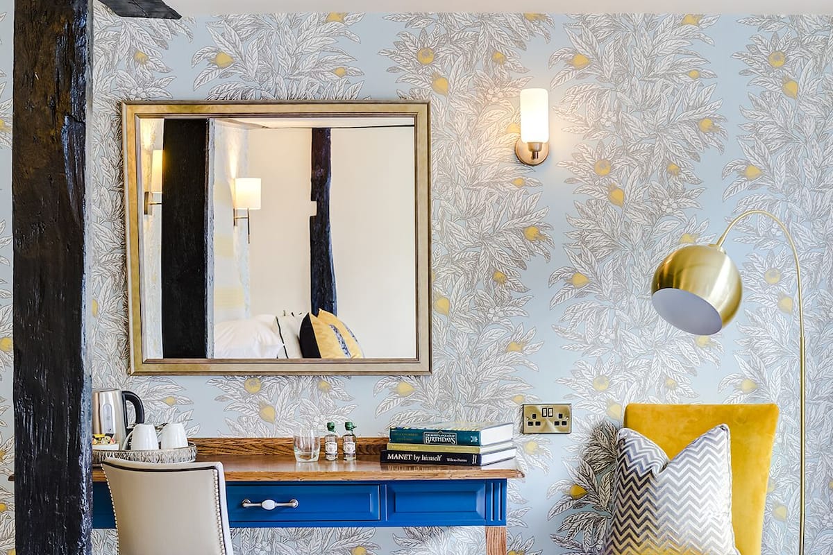 Habitación doble superior | Decoración personalizada, muebles diferentes y escritorio