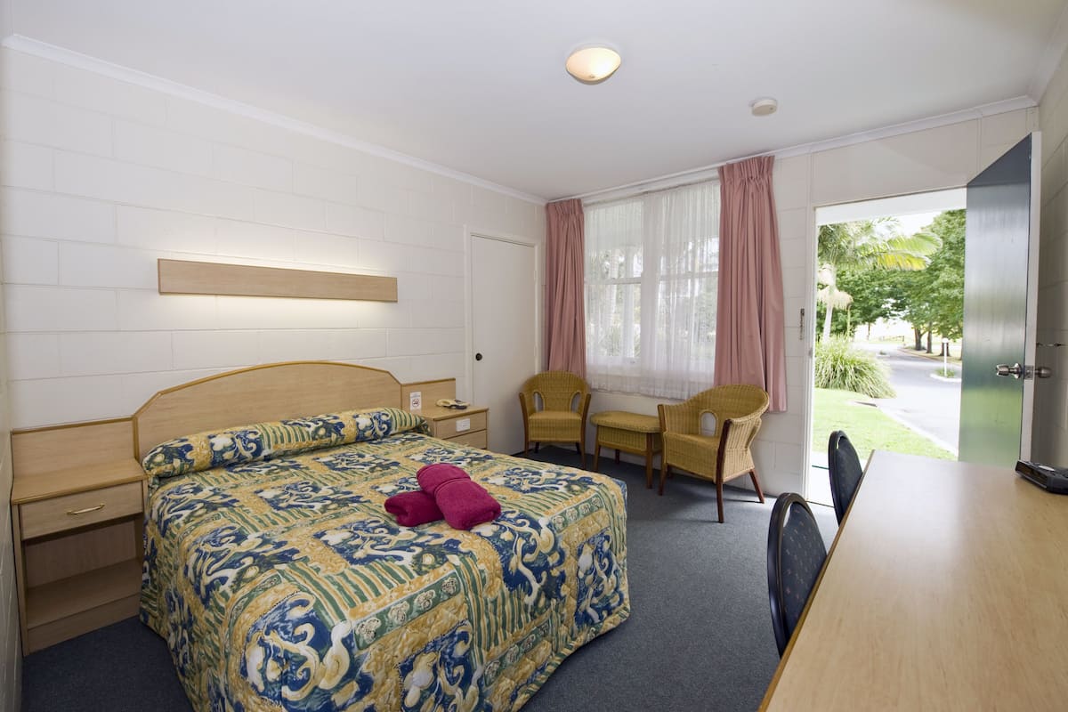 Standard Room, 1 Bedroom | Desk, iron/ironing board, free WiFi, bed sheets