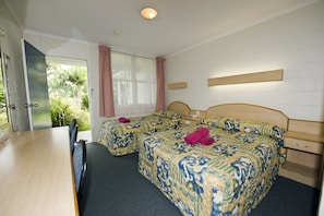 办公桌、熨斗/熨衣板、免费 WiFi、床单