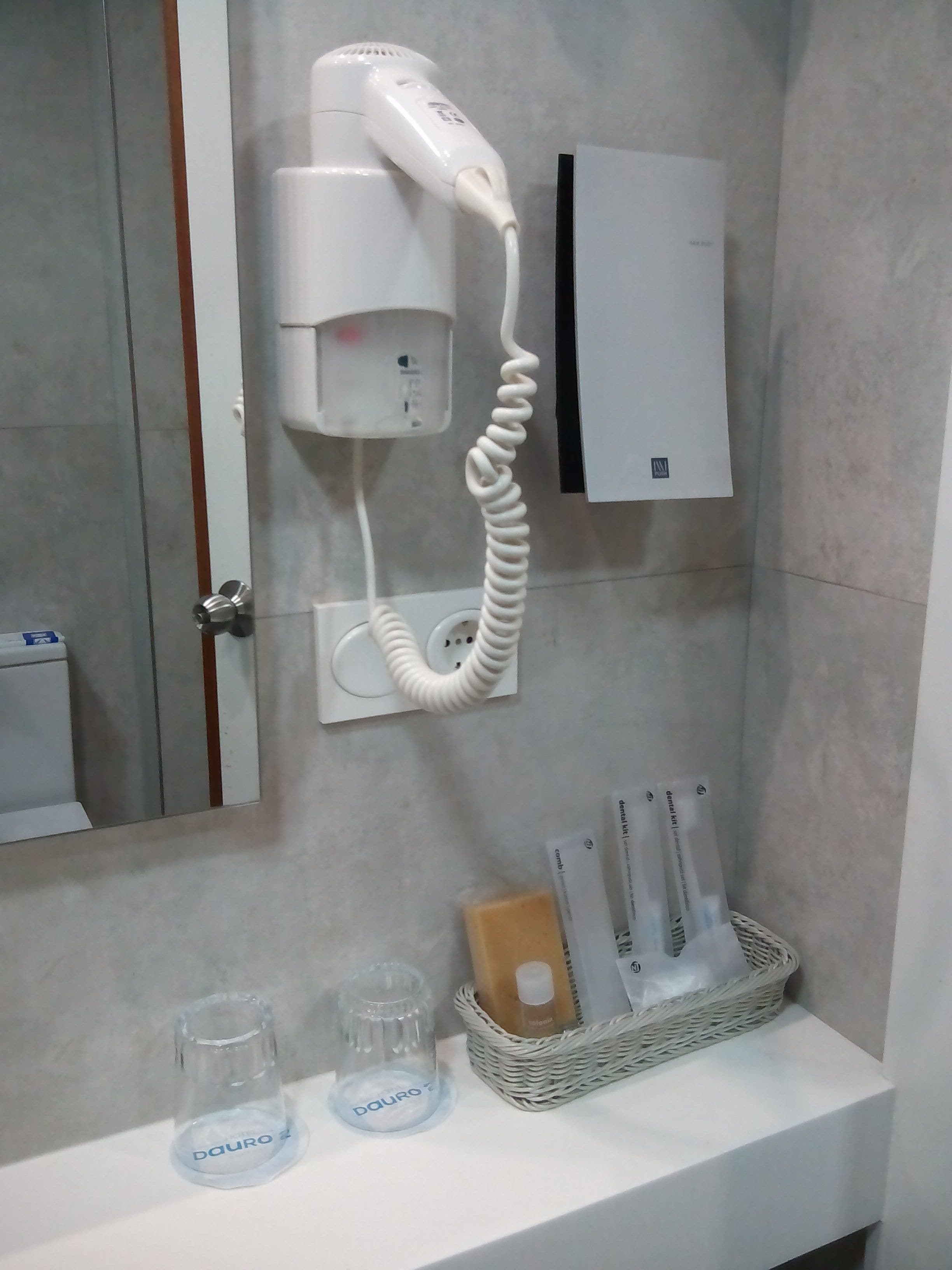 combined shower/bathtub, free toiletries, hair dryer, bidet