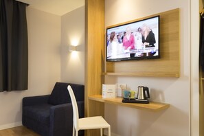 Habitación cuádruple | 1 habitación, camas con efecto memoria y minibar 