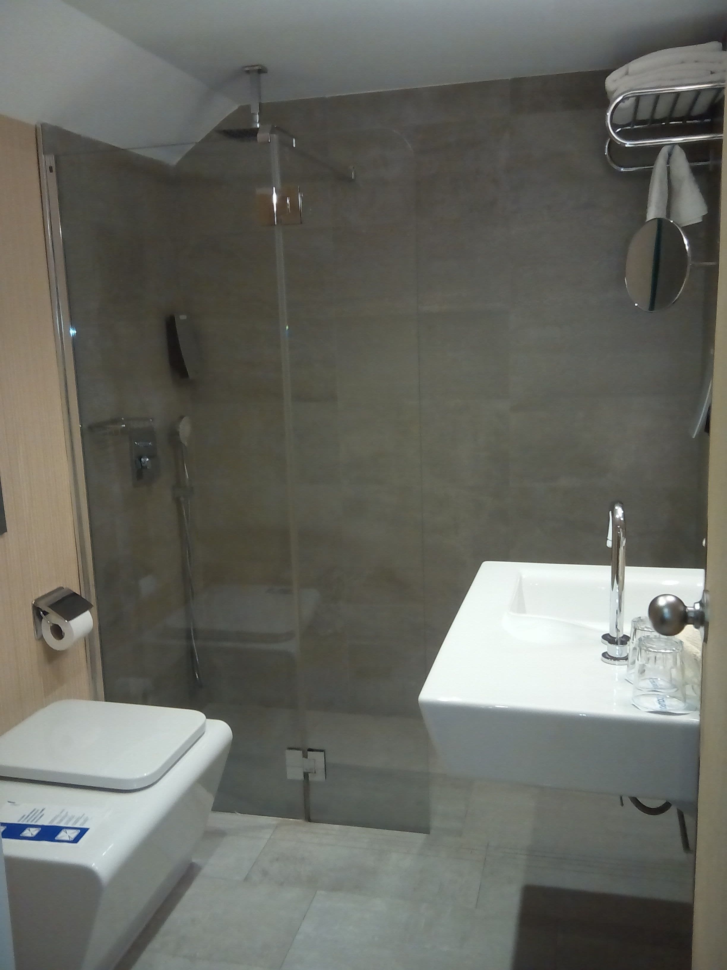 triple room (two twin and one extra bed) | bathroom | combined shower/bathtub, free toiletries, hair dryer, bidet