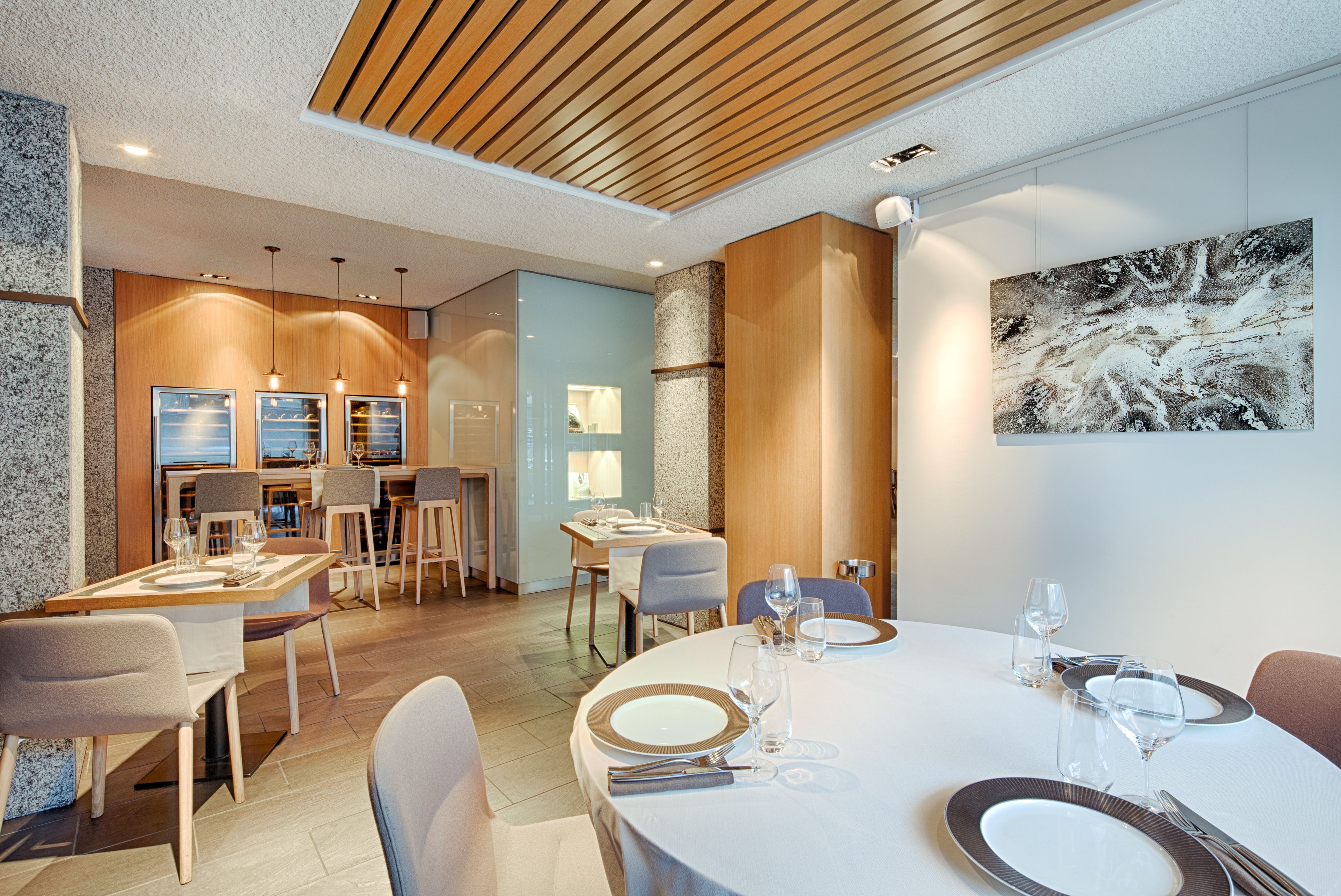 Breakfast, lunch, dinner served; French cuisine 