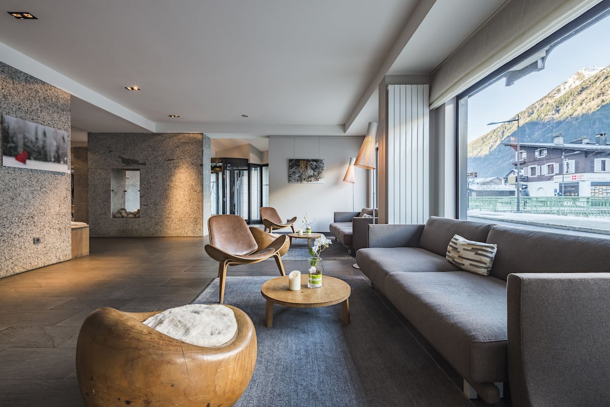 suite junior vue mont-blanc | living area | flat-screen tv