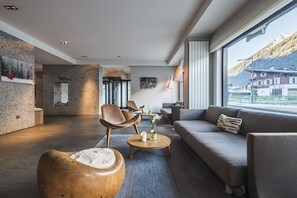 Suite – junior, fjellutsikt | Oppholdsområde | Flatskjerm-TV