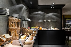 Desayuno continental diario (EUR 22 por persona)