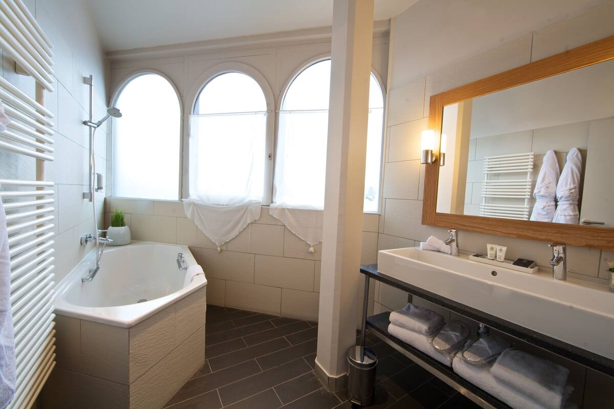 luxury double or twin room, balcony | bathroom | hair dryer, bathrobes, slippers, towels