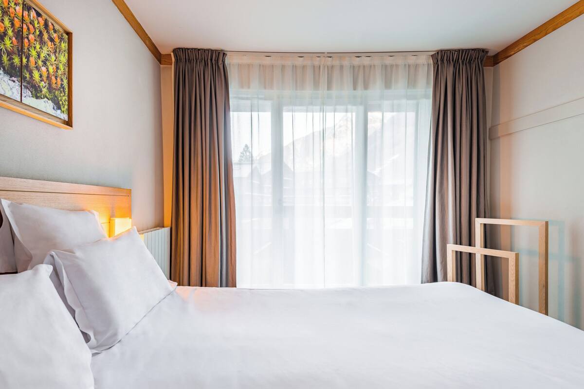 Premium bedding, down duvets, minibar, in-room safe