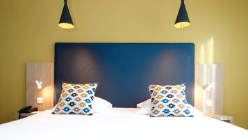 Comfort Room, 1 Queen Bed, Non Smoking | Pillowtop beds, in-room safe, blackout drapes, soundproofing