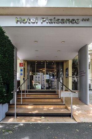The entrance to Hotel Plaisance with a staircase leading up to the entrance. - Best Western Plus Hotel Plaisance (Villefranche-sur-Saône)