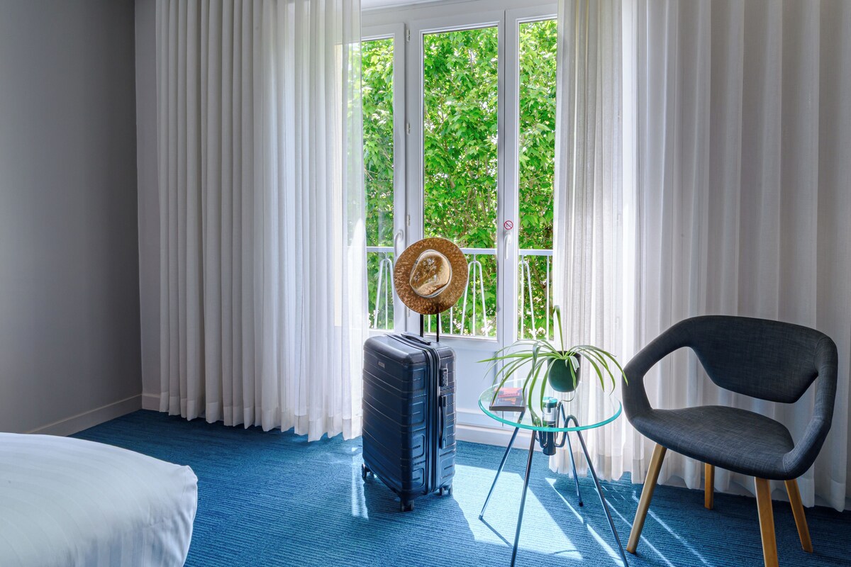 Superior Room, 1 Queen Bed, Non Smoking (Larger Room) | Pillow-top beds, in-room safe, blackout curtains, soundproofing