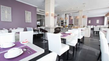 Desayuno buffet (EUR 17 por persona)
