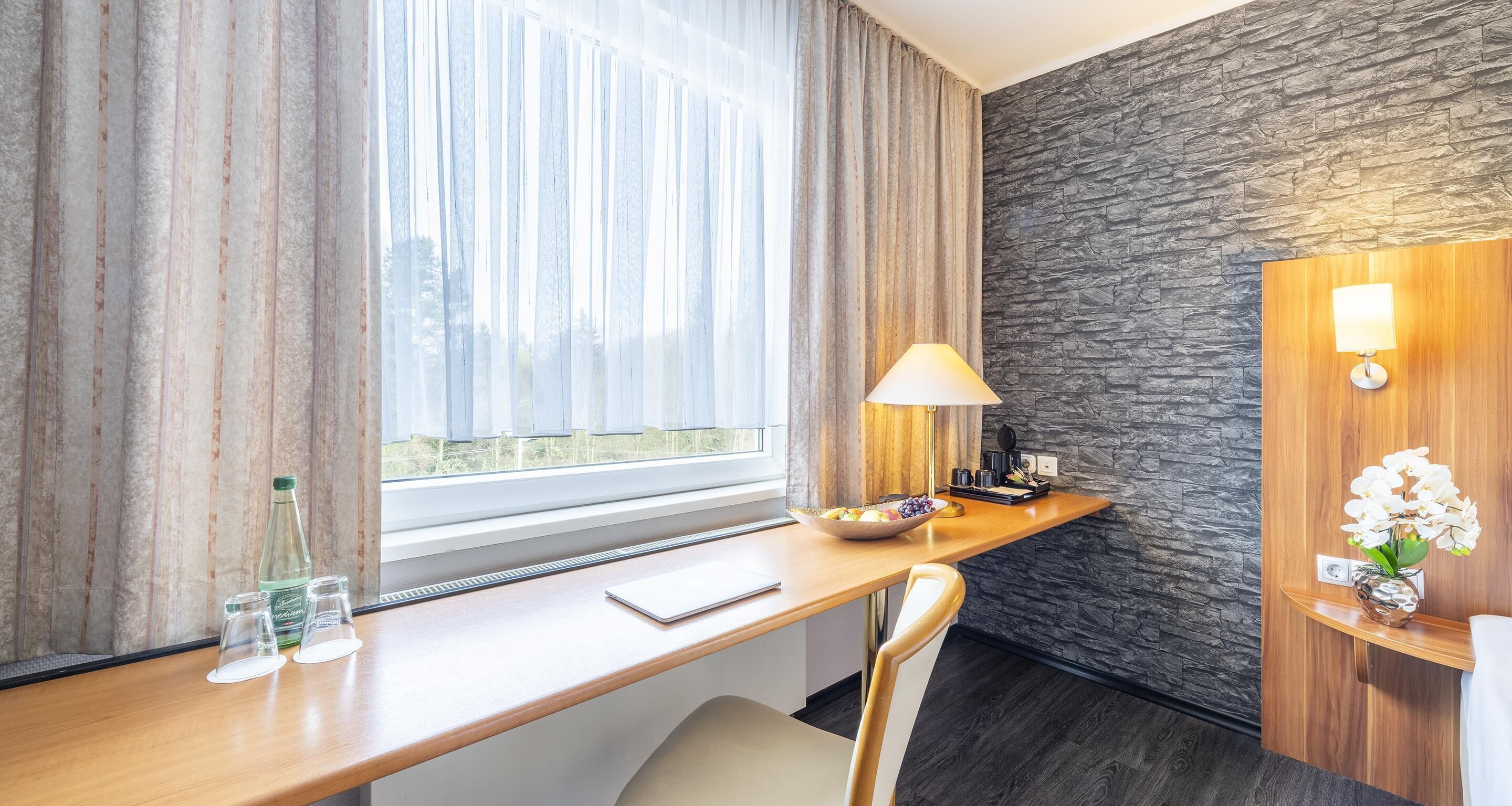 standard room, 1 king bed | minibar, in-room safe, individually decorated, individually furnished