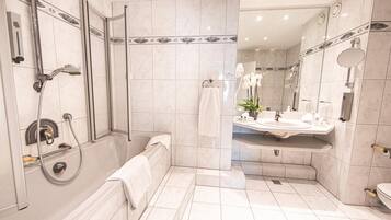 Dusche, Haartrockner, Handtücher