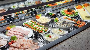 Tägliches Frühstücksbuffet (13.00 EUR pro Person)