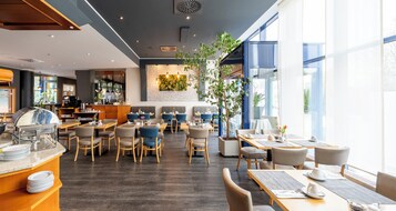 Desayuno buffet diario (EUR 13.00 por persona)