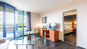 Comfort Quadruple Room | Individually decorated, individually furnished, desk, laptop workspace