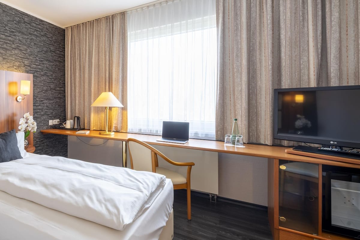 Comfort Room, 1 Twin Bed | Minibar, in-room safe, individually decorated, individually furnished