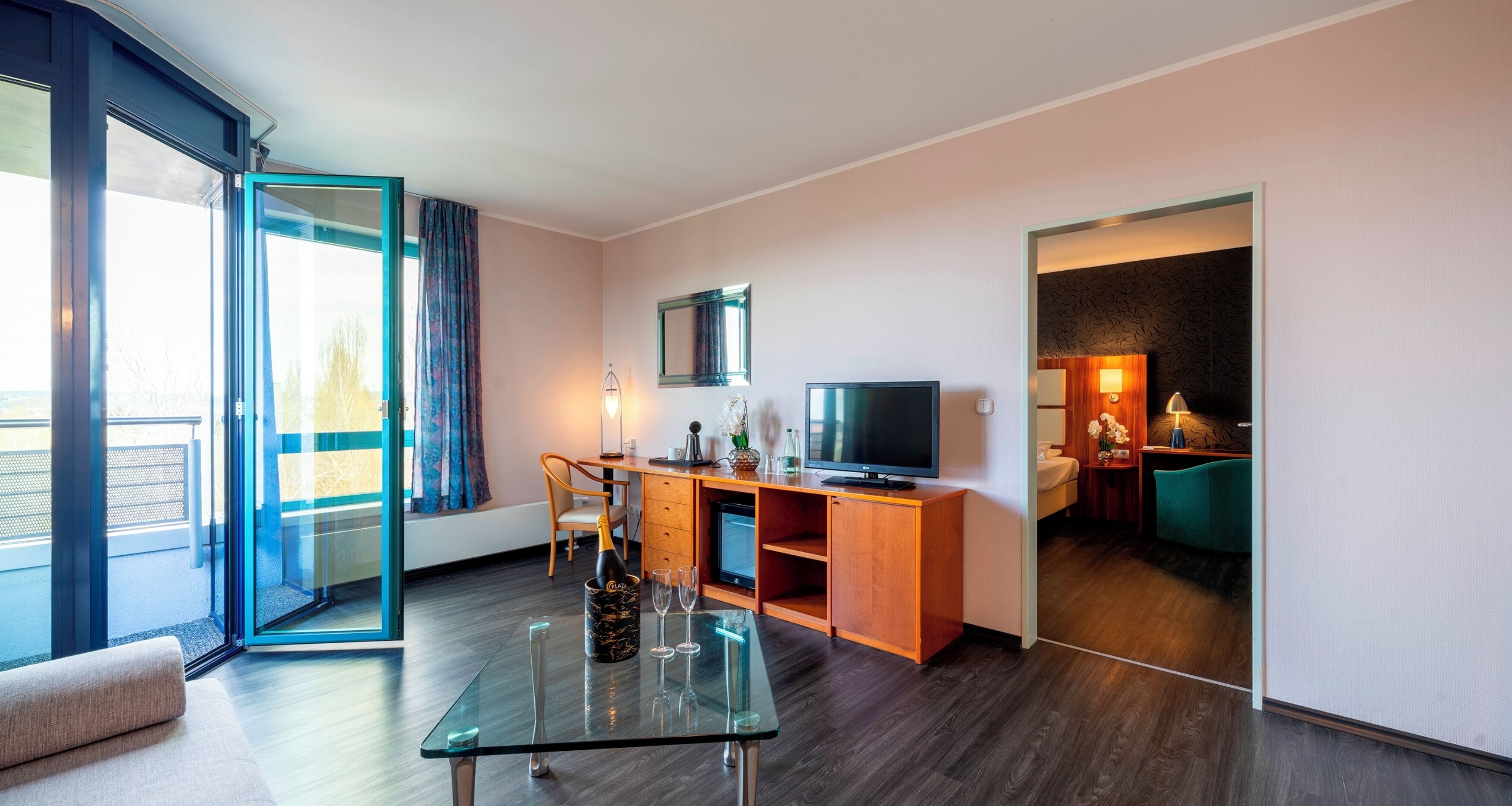 Dobbeltrom – executive | Oppholdsområde | En 43-tommers TV med Parabol-TV