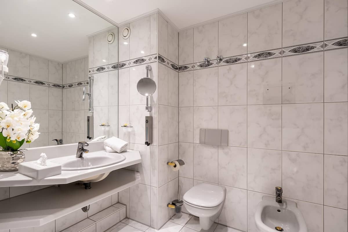 junior suite, 1 king bed, kitchenette (with sofabed) | minibar, in-room safe, individually decorated, individually furnished