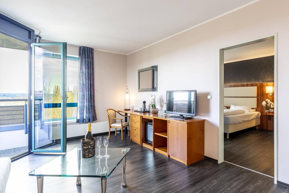 junior suite, 1 king bed, kitchenette (with sofabed) | minibar, in-room safe, individually decorated, individually furnished