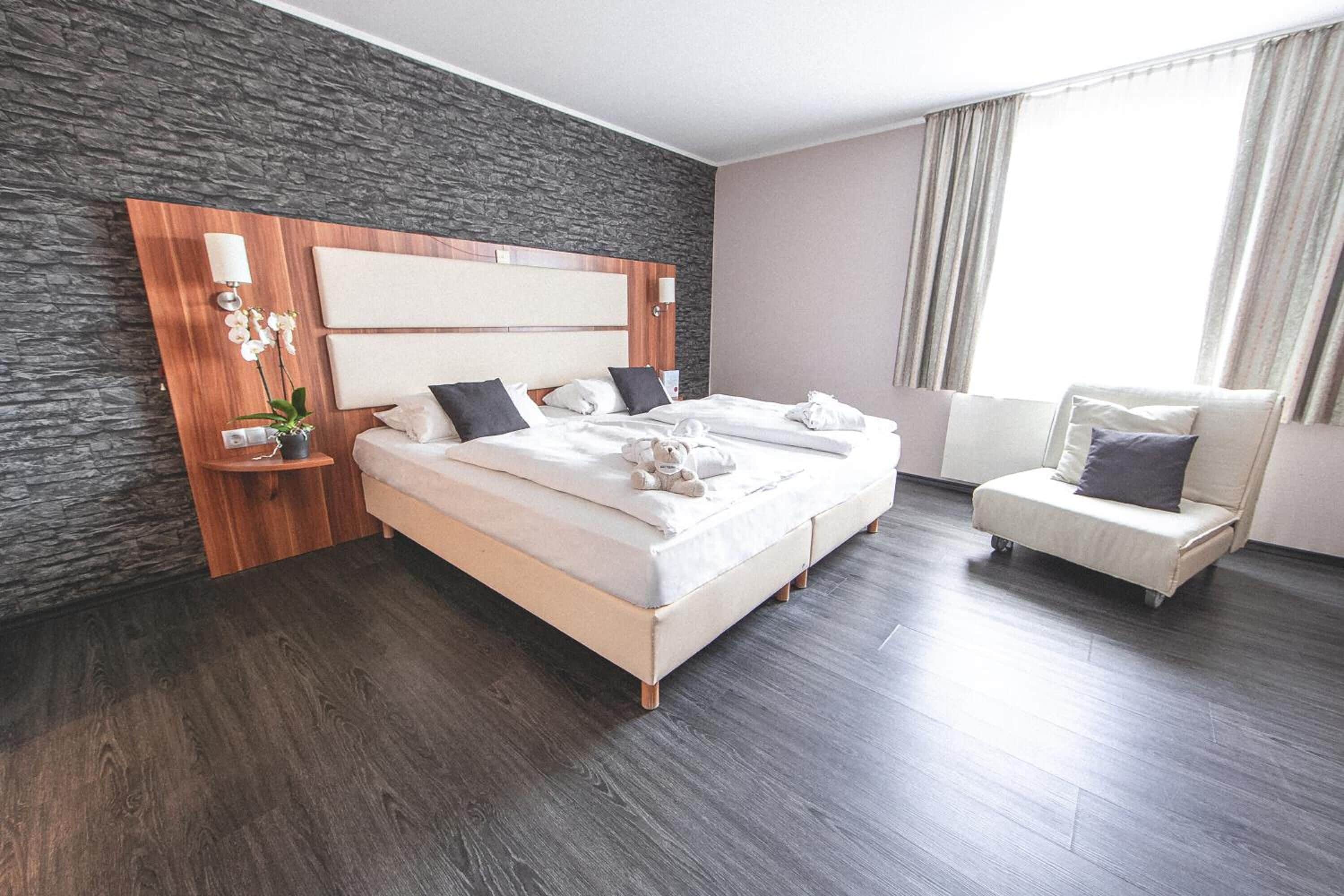 Minibar, brankas, dan didekorasi berbeda-beda