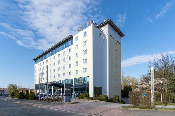 Vista frontal de la propiedad