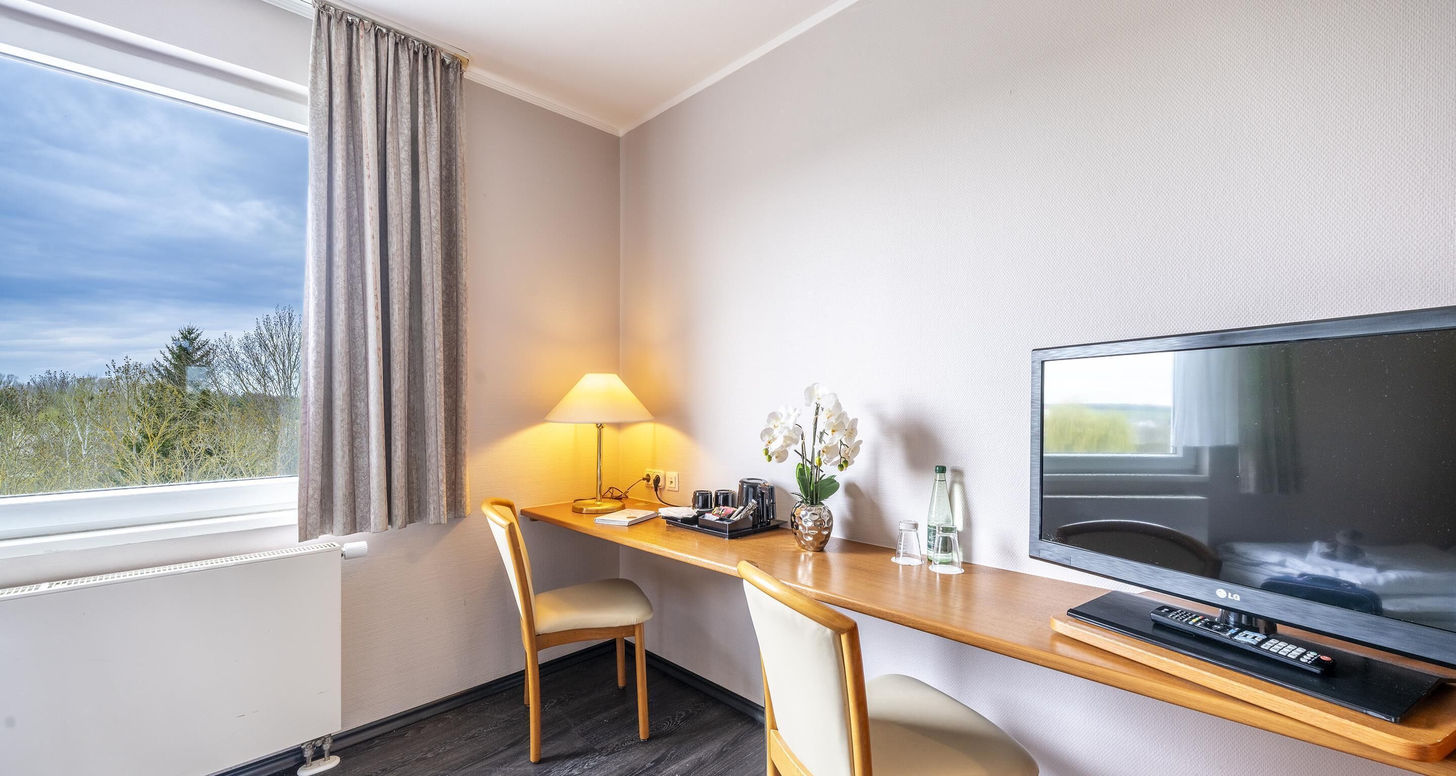 comfort room, 1 king bed (with sofabed) | minibar, in-room safe, individually decorated, individually furnished