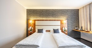 Chambre Confort, 1 très grand lit (Converts to 2 Twin Beds)