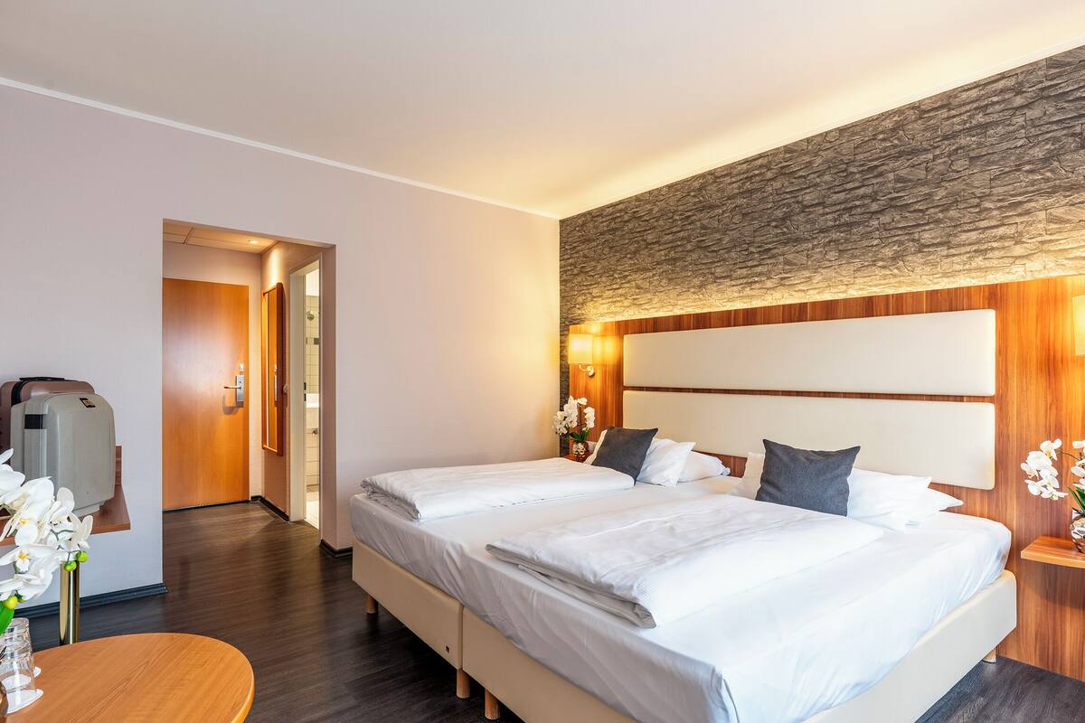 Escritorio, espacio para trabajar con un portátil, cortinas opacas